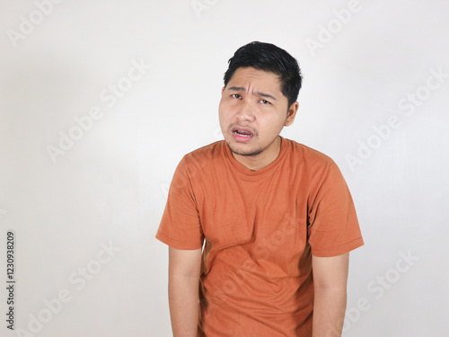 Φωτογραφία asian man looking sluggish, tired, and dissapointed with situation