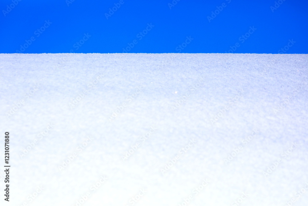 Fototapeta premium 青い空と白い雪の美しいコントラスト
