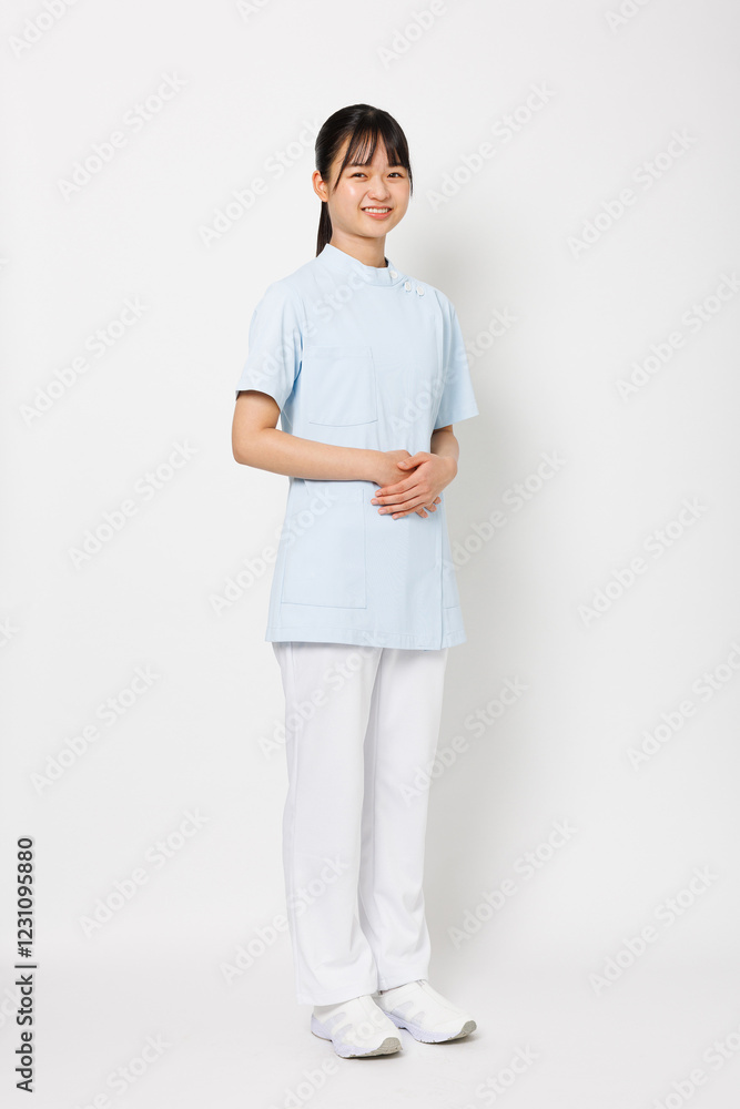 ナース服を着たアジアの 10 代の少女の肖像画 ナース服を着たアジアの 10 代の少女の肖像画