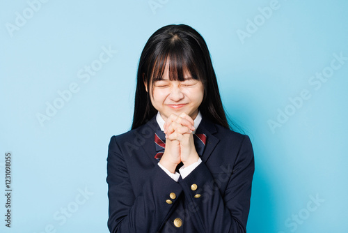 Canvastavla 希望のジェスチャーを持つ高校の制服を着たアジアの 10 代の少女