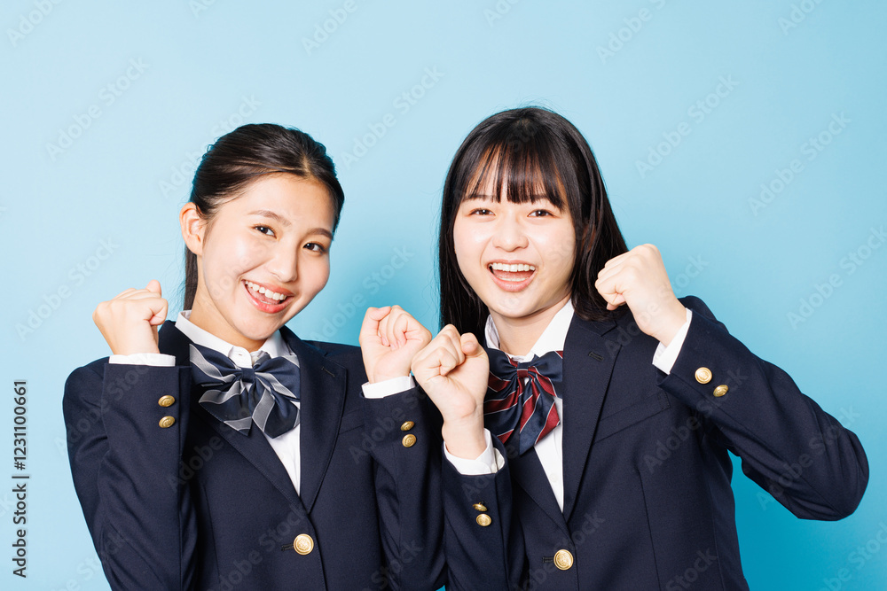 © Paylessimages - 高校の制服を着たアジアのティーンエイジャーの肖像画