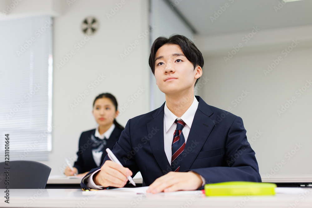 授業で勉強する高校の制服を着たアジアのティーンエイジャー