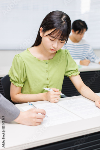 アジアの 10 代の少女を指導する授業料の先生 photo