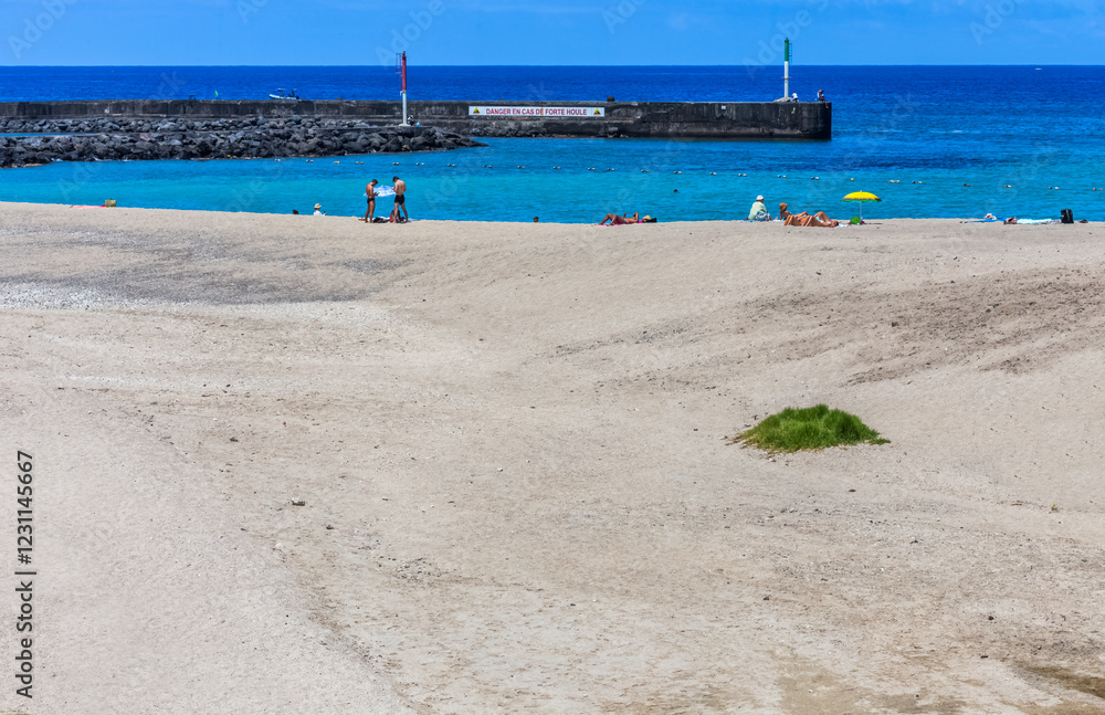 Fototapeta premium Plage des roches noires, Saint-Gilles, île de la Réunion