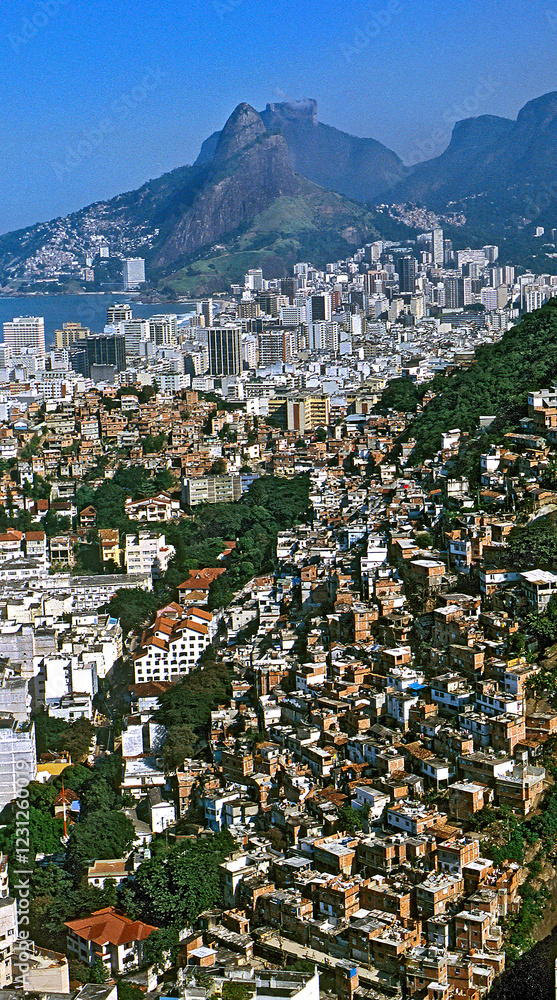 Naklejka premium Favela do Pavão e bairro de Ipanema, Rio de Janeiro.