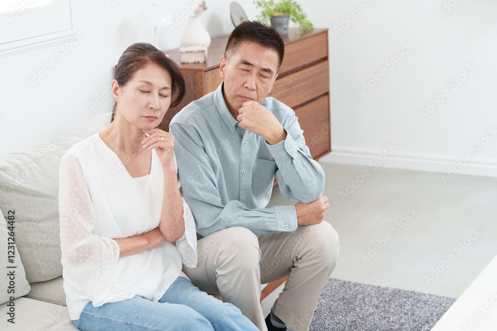 考えるシニア夫婦 考えるシニア夫婦