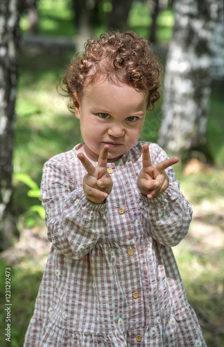 Obraz na płótnie Little girl w salonie