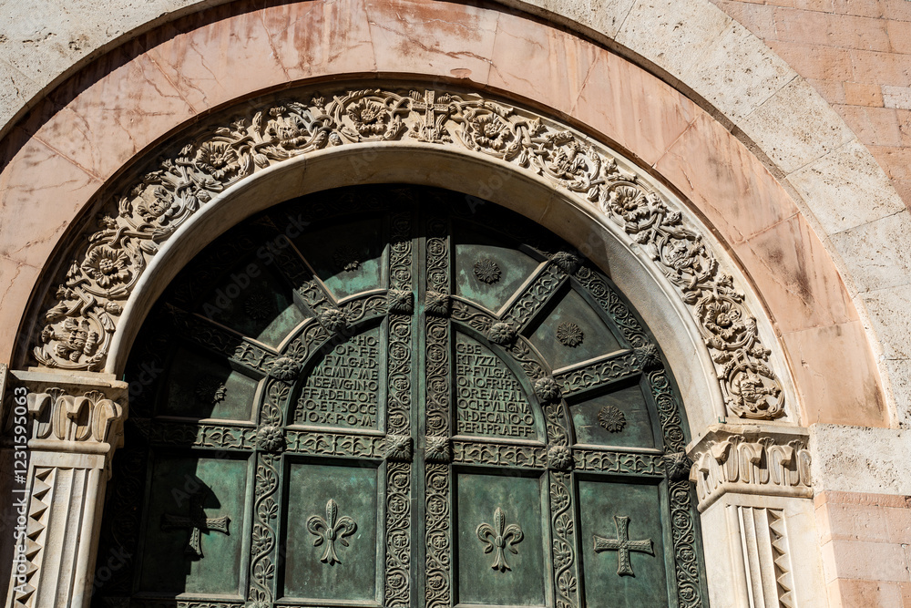 Obraz premium The entrance of an ancient church
