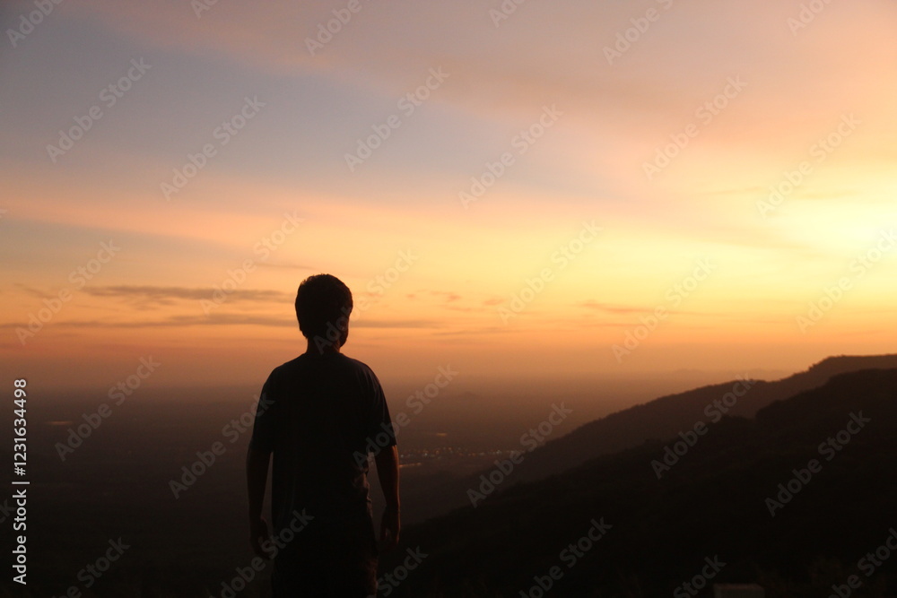 silhueta de homem no nascer do sol silhueta de homem no nascer do sol