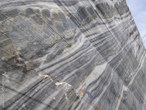 Fotografía Natural marble formation showcases vibrant patterns in mountainous landscape