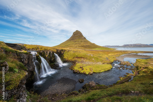 Le mont Kirkjufell, l’une des montagnes les plus emblématiques d’Islande, se dresse majestueusement au-dessus de la cascade de Kirkjufellsfoss. Ce paysage iconique, situé sur la péninsule de Snæfellsn