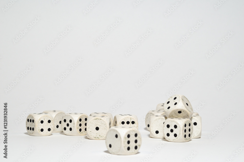Grupo de dados blancos con los numeros del 1 al 6. Grupo de dados blancos con los numeros del 1 al 6.
