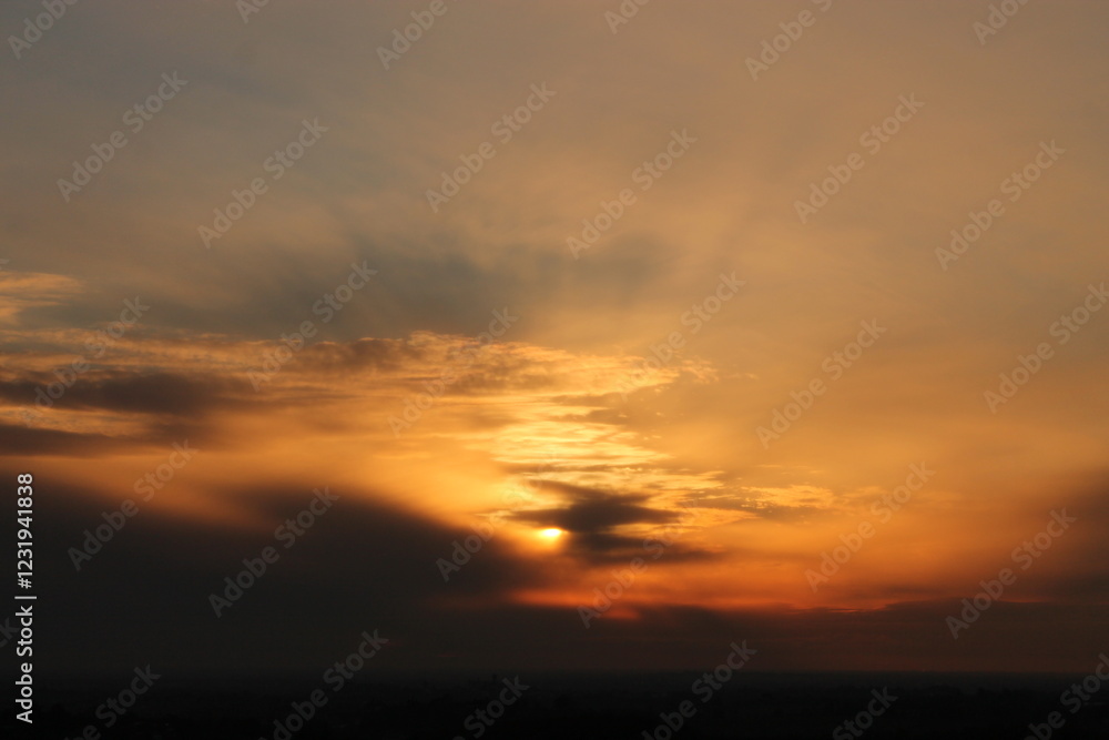 tramonto in inverno con alberi e cielo rosso e nuvole tramonto in inverno con alberi e cielo rosso e nuvole