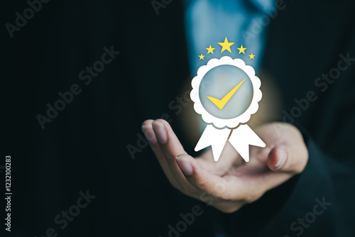 Foto hand holding digital badge with checkmark and stars