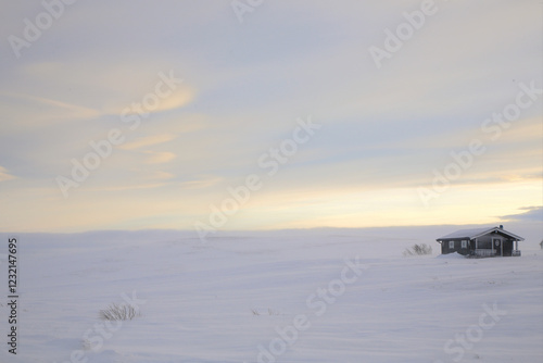 Baita tipica nella neve nel Finnmark, Norvegia del Nord. photo