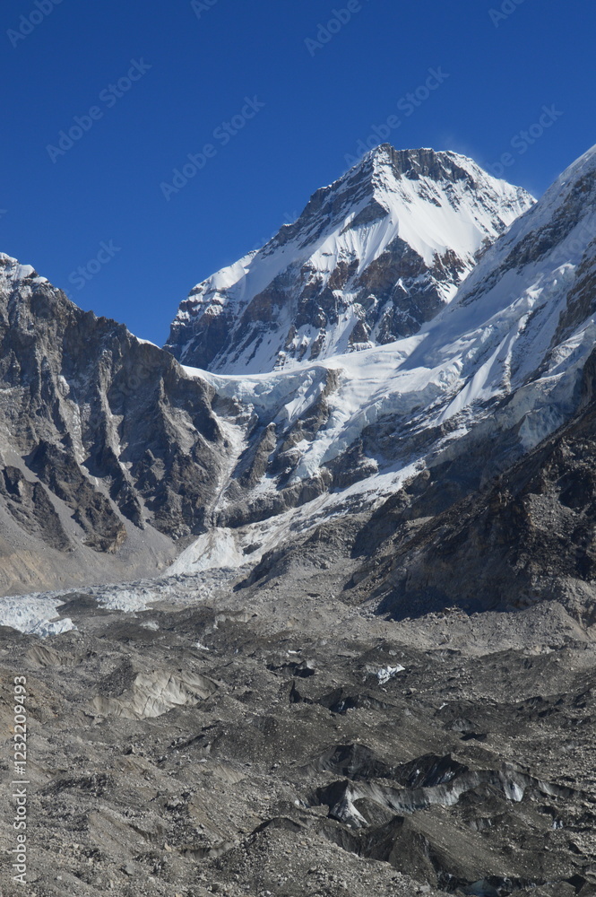 Obraz premium Mount Everest and the Khumbu Icefall Glacier as seen from the valley on the Everest Base Camp Trek, Nepal