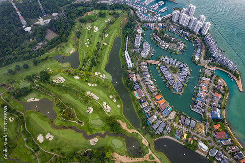 Canvas Print Sentosa Singapore - View of Golf course and luxury condos