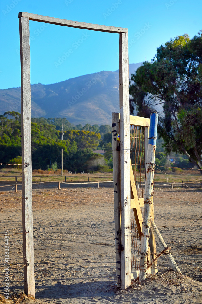 Fototapeta premium PORTAL PUERTA ENTRADA PORTÓN DE MADERA CAMPO CHILE ATARDECER CERCO DE ALAMBRE DE PÚA