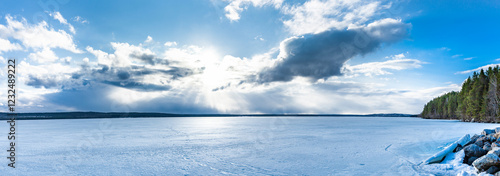 Zugefrorener See in Schweden bei Östesund im Winter