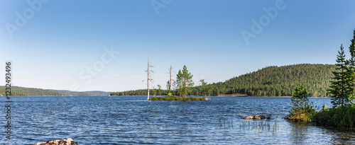 Panoramaufnahme vom Inarisee in Lappland, Finnland im sommer