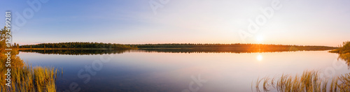 See bei Sonnenuntergang im Finnischen Lappland im Sommer