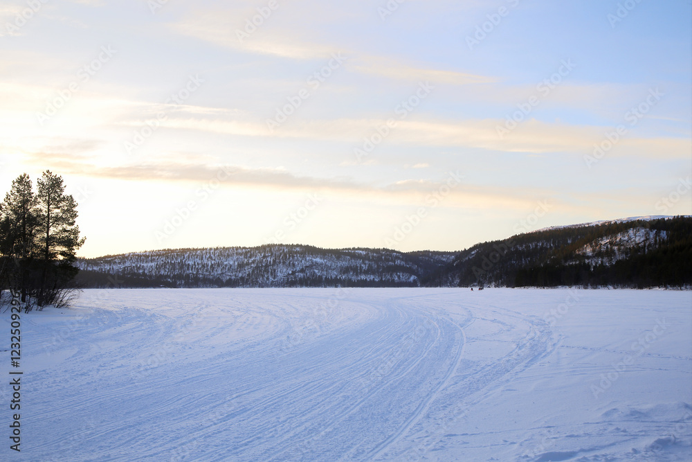 Lago ghiacciato di Storvannet (Kulojarvi) vicino Alta con motoslitte. Norvegia del Nord. Lago ghiacciato di Storvannet (Kulojarvi) vicino Alta con motoslitte. Norvegia del Nord.