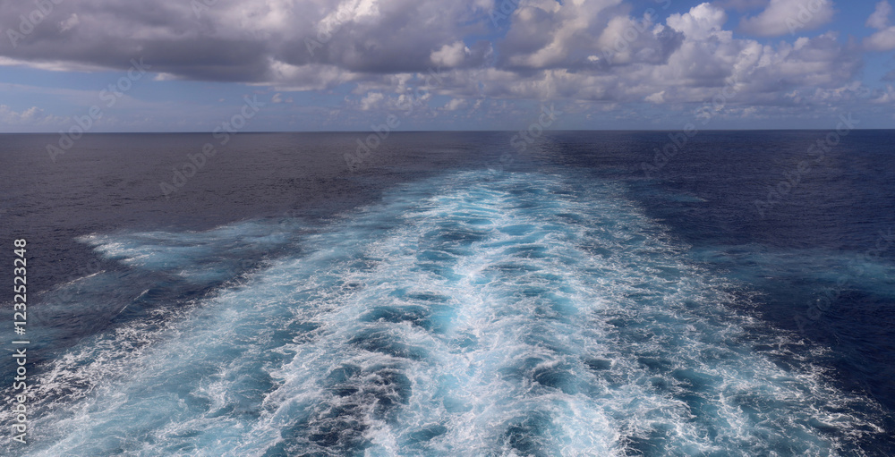 Fotografie View behind the sailing cruise ship
