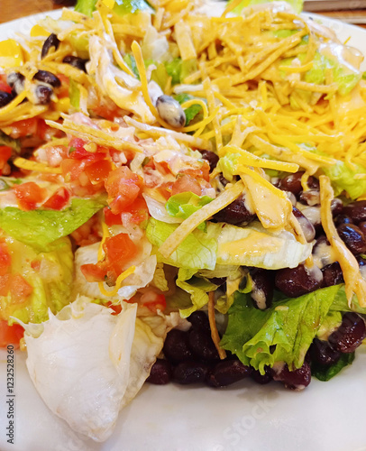 Ensalada de vegetales con frijoles negros y queso. Fotografía gastronómica con el teléfono móvil.
 photo