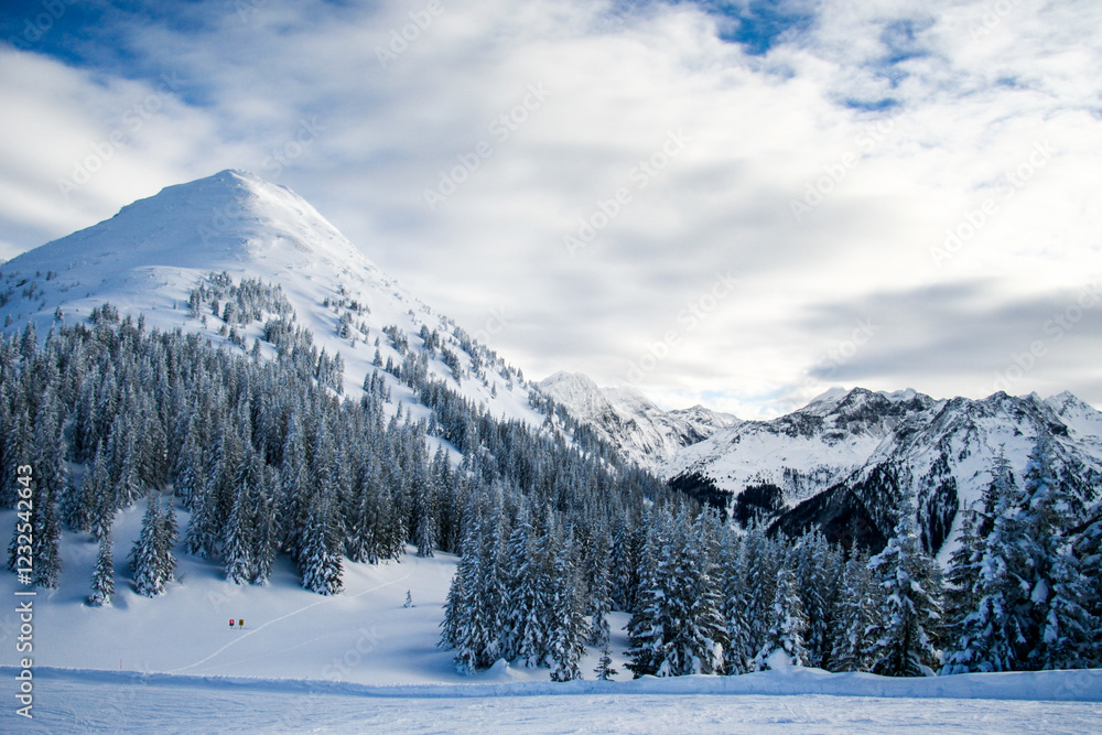 Obraz premium Snow covered mountain peaks. Dachstein an Schladming ski region, Salzburg , Austria. Winter nature landscape.