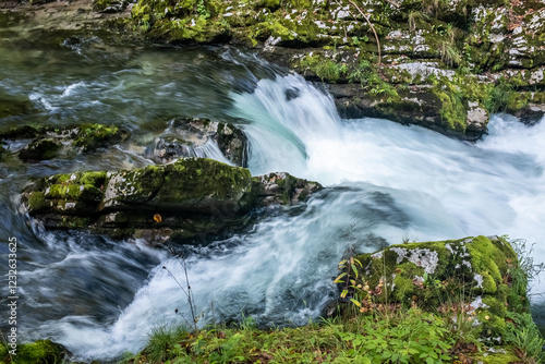 Vintgar-Klamm mit Wasserfällen und felsigen Ufern