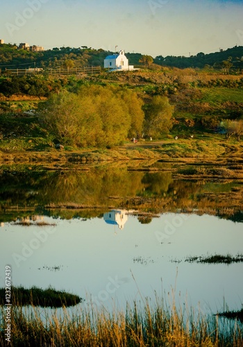 Reflet dans le marais salant d'une petite chapelle grecque en automne