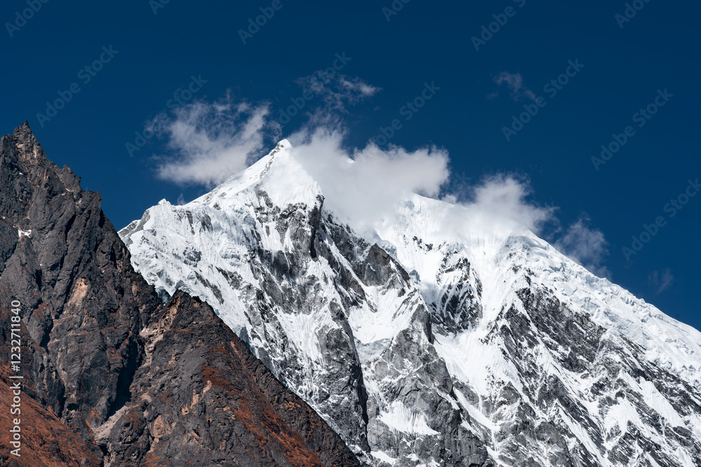 Obraz premium Langtang Lirung mountain peak seen from Kyanjin Ri in the himalayas of Kyanjin Gompa, Nepal