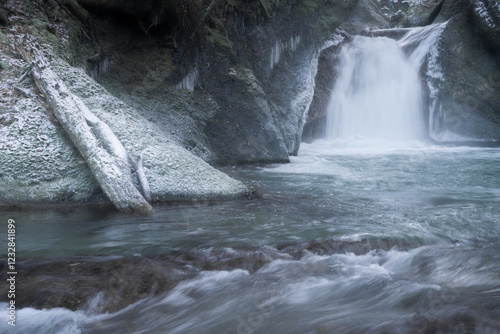 Eis Dobel Wasserfall im Allgäu, frostige Stimmung des Baches.