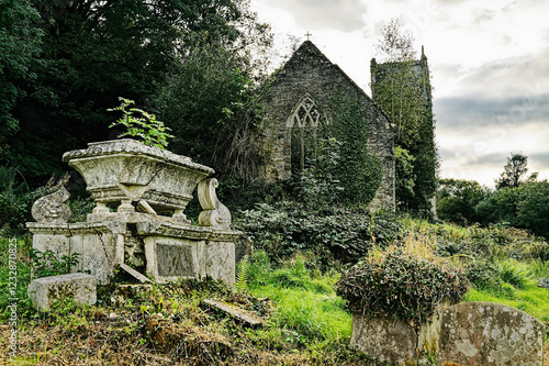 Obraz na płótnie Tintern, Wye Valley, Monmouthshire, Wales, UK. Ruins of the Church of St. Mary the Virgin on Chapel Hill above Tintern Abbey w salonie