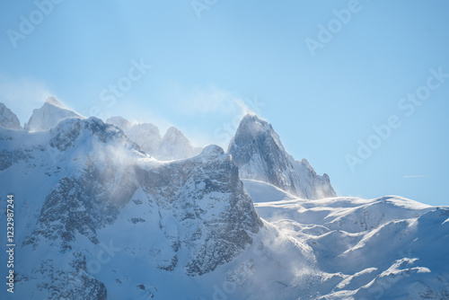 Cuadro en lienzo The moutains at the Ski Arlberg skiing area with the Ski Route (marked and avalanche-controlled off-piste) from the Madlochjoch down to Zug am Arlberg in the austrian alps