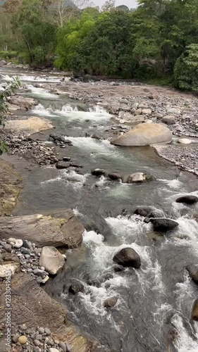 Río rocoso en día nublado, Juchique de Ferrer, Veracruz, México 
