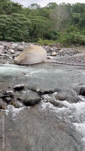 Río rocoso en día nublado, Juchique de Ferrer, Veracruz, México 