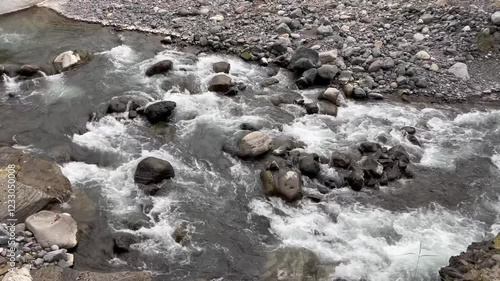 Río rocoso en día nublado, Juchique de Ferrer, Veracruz, México 
