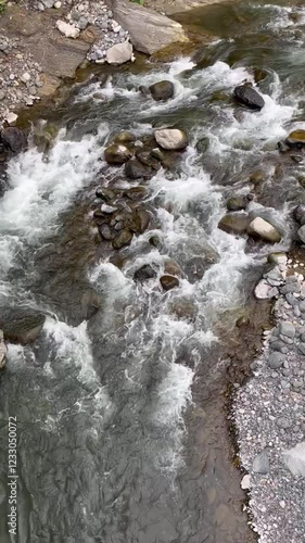 Río rocoso en día nublado, Juchique de Ferrer, Veracruz, México 