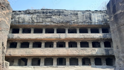 Cuevas Ellora con templos carvados en las montañas en Aurangabad, India