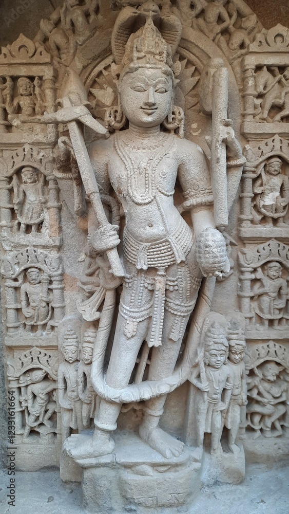 Figuras de dioses de la religion hindu tallados en los muros del templo Rani Ki Vav, Guyarat, India. Figuras de dioses de la religion hindu tallados en los muros del templo Rani Ki Vav, Guyarat, India.