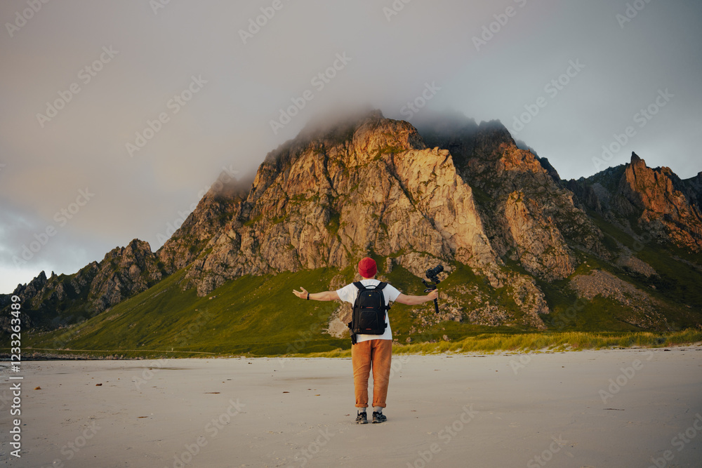 Obraz premium An Adventurer Fully Embracing the Beauty of Nature at a Truly Stunning Beach Landscape