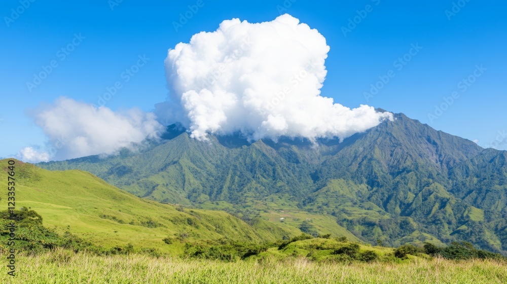 Obraz premium Majestic Mountain Landscape with Cumulus Cloudscape