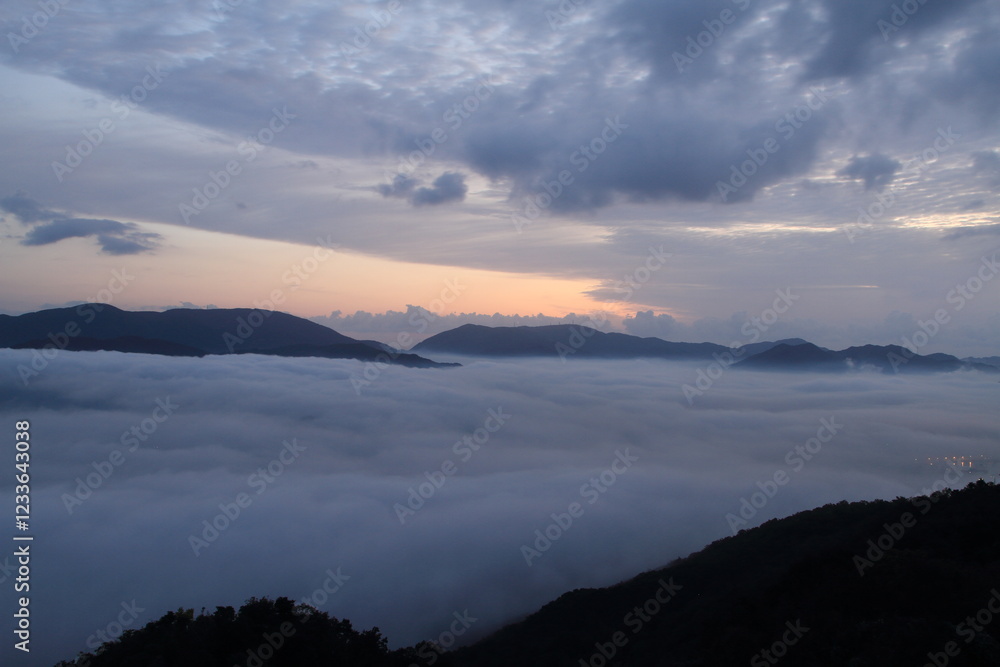 Obraz premium 雲海に浮かぶ山々