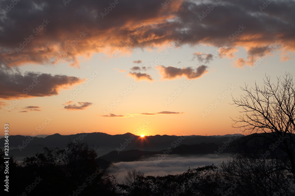 Fototapeta premium 山に沈む夕日