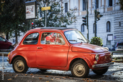 Voiture ancienne italienne garée dans une rue de Rome photo