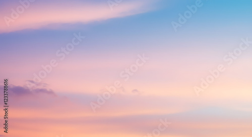 은은한 핑크빛과 하늘빛이 적절히 섞여 사랑스러운 분위기가 감도는 포근하고 동화같은 저녁 새벽 하늘에 구름이 있는 자연적인 이미지