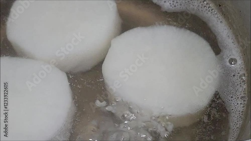 大根の煮物を美味しくするひと手間　大根の下茹で