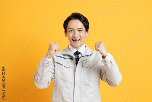 工事の作業着を着た日本人男性