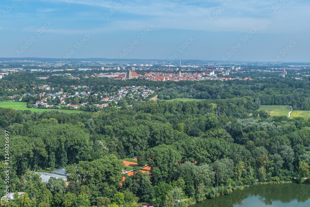 Fototapeta premium Die Donau-Auen rund das Freizeitgebiet Baggersee bei Ingolstadt aus der Luft